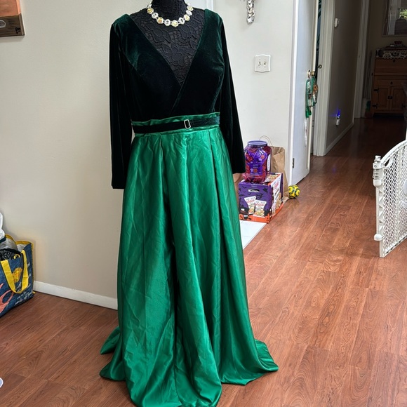 boutique Dresses & Skirts - Elegant Green Velvet & Satin Evening Dress